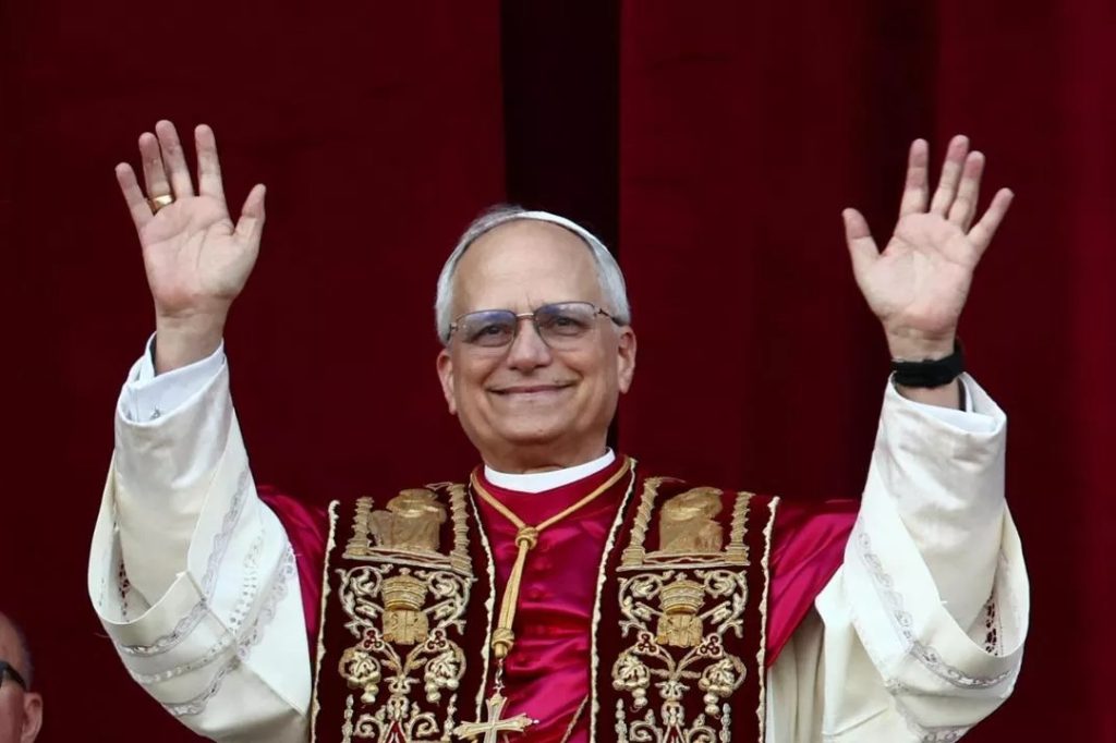 Cardinal Robert Francis Prevost devenu Pape Léon XIV au balcon de la Basilique Saint-Pierre à Rome lors de son élection. Cardinal Robert Francis Prevost devenu Pape Léon XIV au balcon de la Basilique Saint-Pierre à Rome lors de son élection. (illustration)